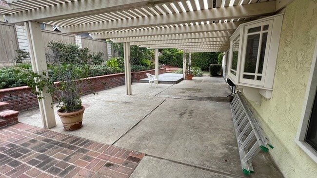 Building Photo - Wonderful 4 Bedroom 3 Bathroom Villa Park ...