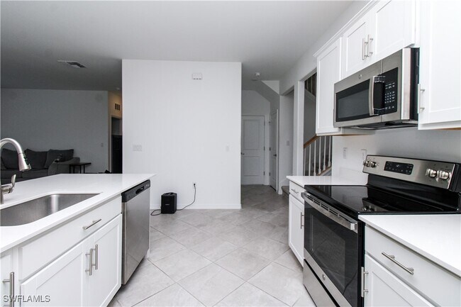 Building Photo - 2213 Avocado Ln