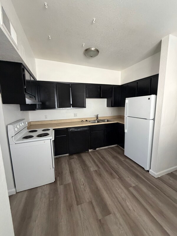 Building Photo - 2833 E Le Marche Ave