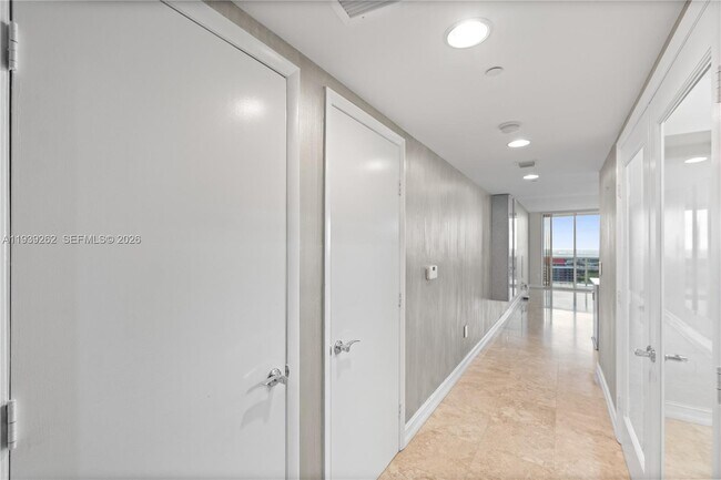 Building Photo - 1850 S Ocean Dr