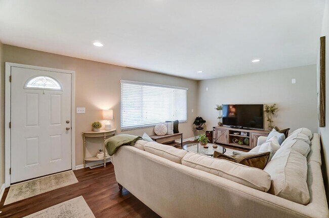 Building Photo - 1599 Yellowglen Dr