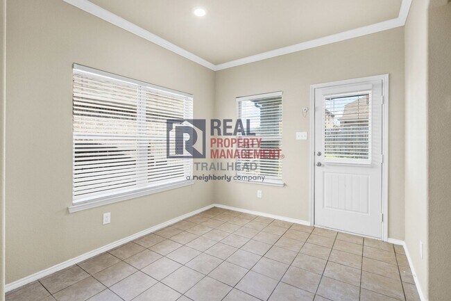 Building Photo - Modern 4-Bed Home in Prime Location