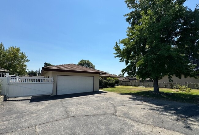 Building Photo - Beautiful Glendora Home in Desireable Area