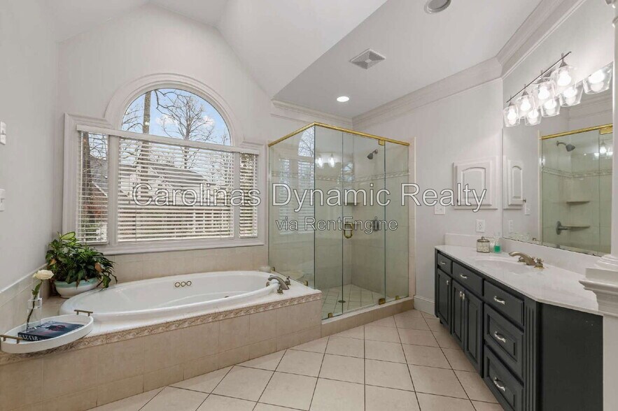 Building Photo - 1009 Honors Ct