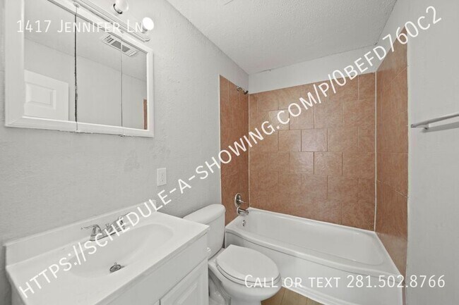 Building Photo - 1417 Jennifer Ln