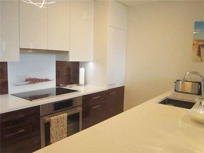 Building Photo - 750 N Tamiami Trl