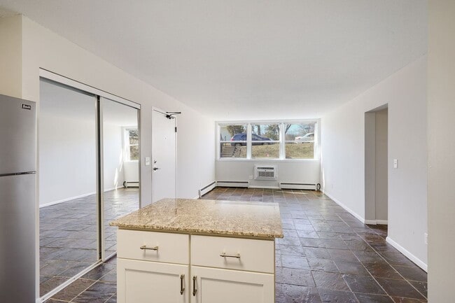 Building Photo - Remodeled Garden 2 bedroom