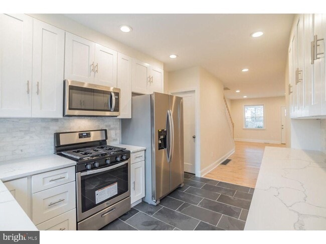 Building Photo - 253 Iona Ave