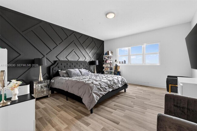 Building Photo - 15051 Royal Oaks Ln