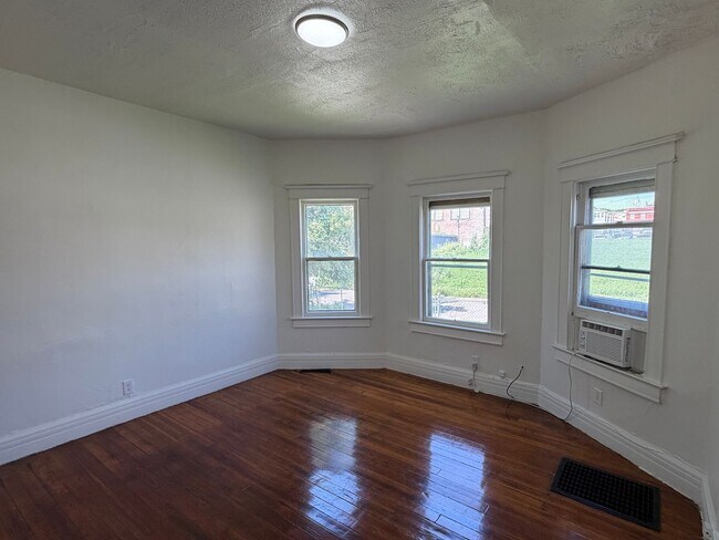 Building Photo - 2523 Jones St