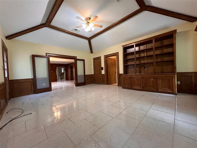 Building Photo - 8210 Hollyleaf Dr