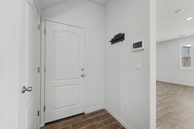 Building Photo - Big 3 bedroom 3 bath in Plumas Lake