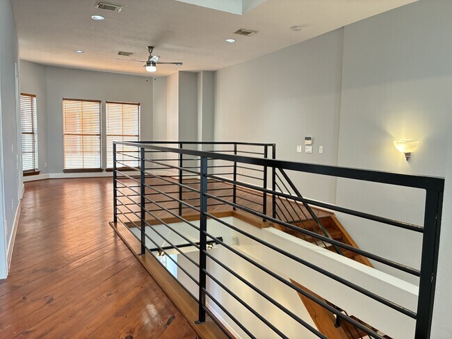 Building Photo - 1000 Columbus St