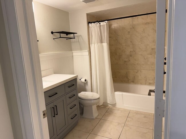 Building Photo - Lake Arrowhead 2 bedroom / 2 bath Condo