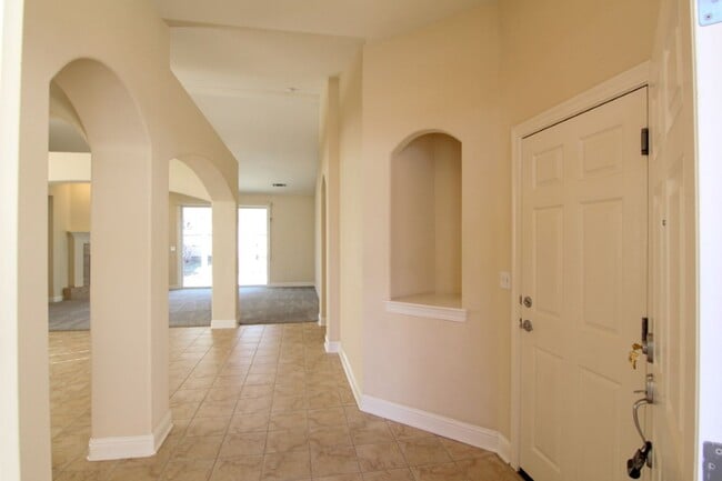 Building Photo - Spacious Home Near Mountain View School wi...