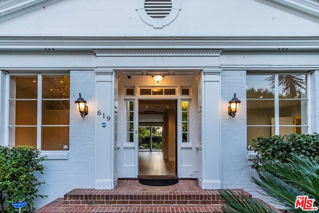Building Photo - 619 N Rodeo Dr