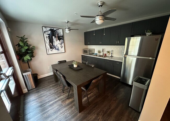Building Photo - Upgraded 2BR/2BA Corner Unit in East Village – Close proximity to Petco Park w/ Parking & Amenities
