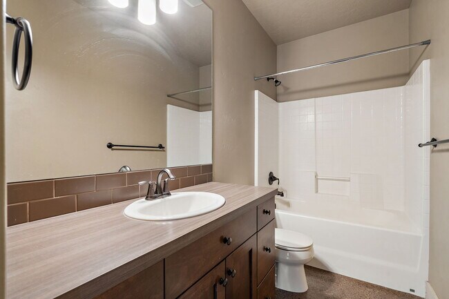 Building Photo - 923 S Lone Willow Ave