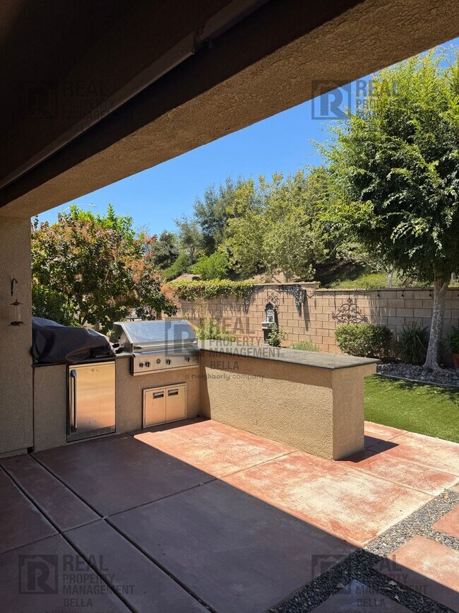 Building Photo - Beautiful Winchester Home with Open Floor Plan, Office & Solar