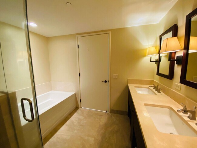 Building Photo - Fully furnished unit at the Watermark!