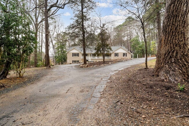 Building Photo - Spacious and Unique 5-Bedroom Home in Chapel Hill!