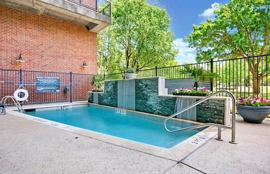 Building Photo - 3110 Thomas Ave