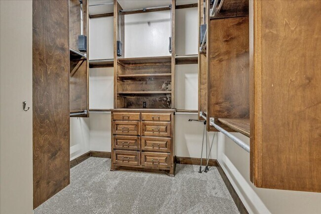 Building Photo - Gorgeous Executive Home - Open Plan - Stor...