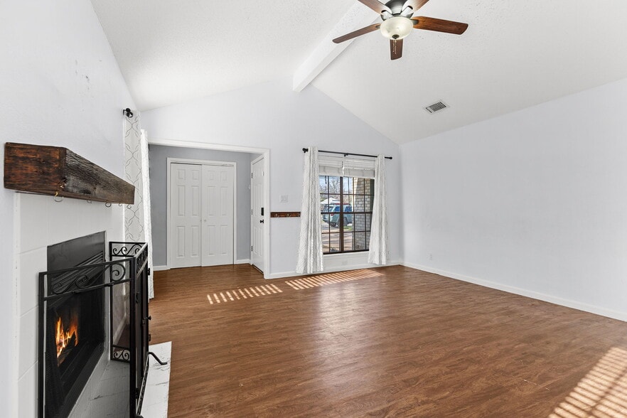 Building Photo - 1611 Somerset Dr