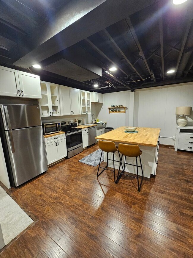 Building Photo - Remarkable 5 Bedroom Home For Rent in Mentor