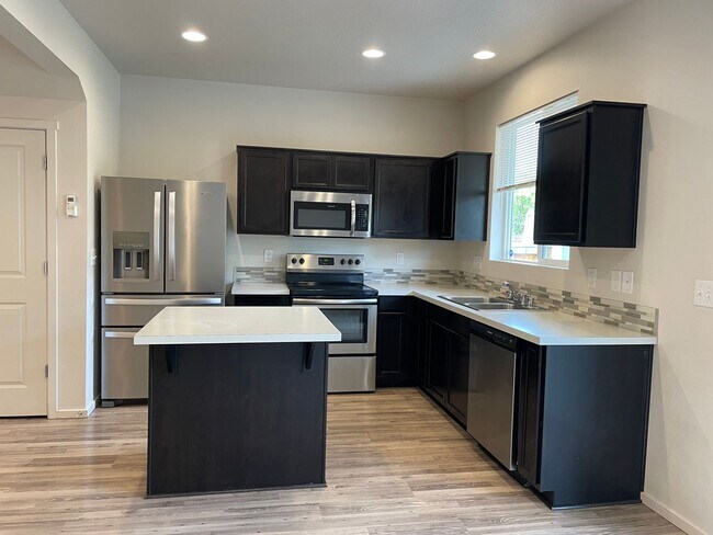 Building Photo - Spacious Vancouver Home in Cul-De-Sac With A Loft & Premium Deck!