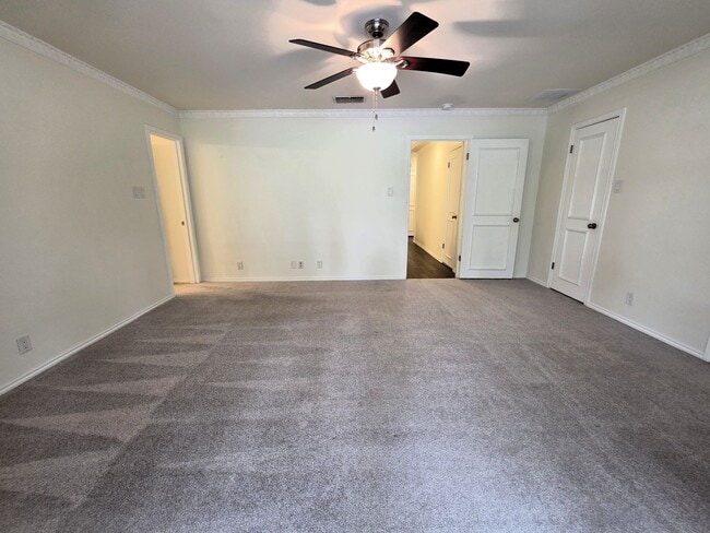 Building Photo - Large Duplex Unit just down the Street fro...