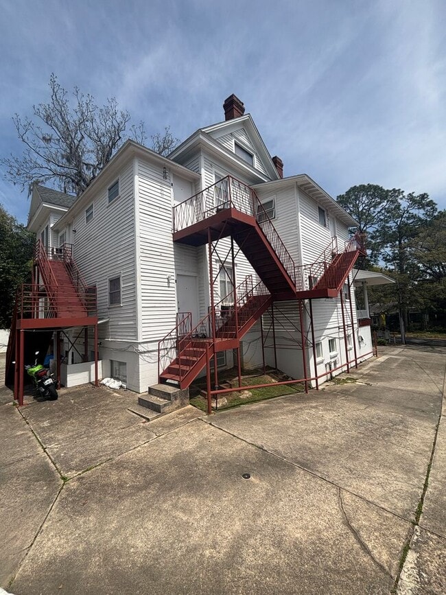 Building Photo - Super cool Apartment in Historic Home Near Downtown
