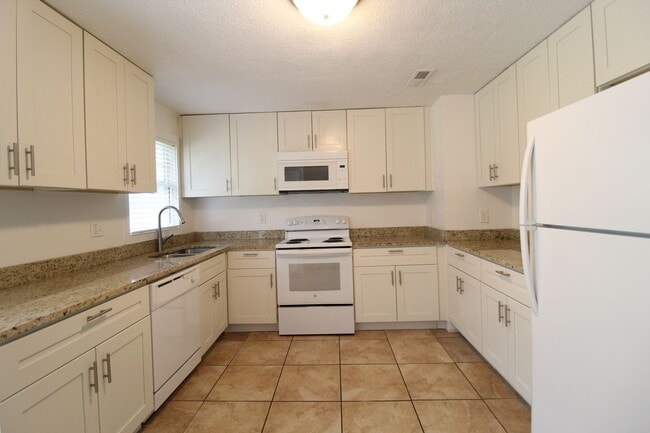 Building Photo - 2 Bedroom 1 Bath Home In Overland Park Kansas