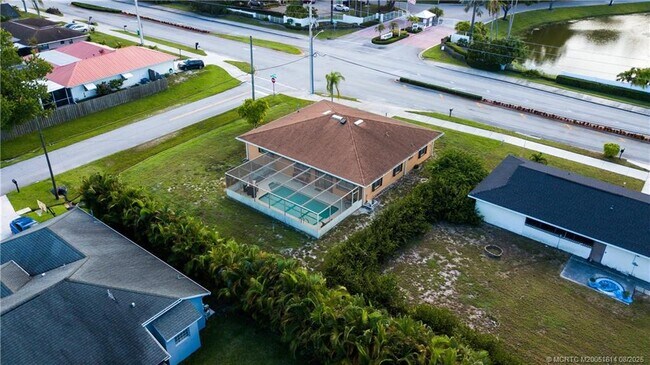 Building Photo - 2599 SE Westmoreland Blvd