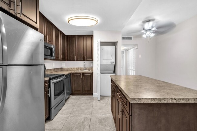 Building Photo - 559 NE 44th St