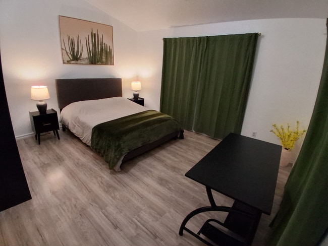 Building Photo - 2036 Cloverdale Ln