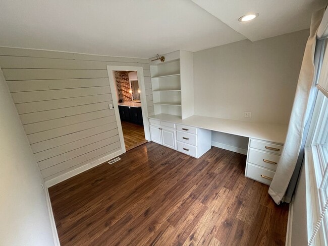 Building Photo - Charming Bungalow