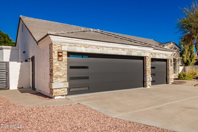 Building Photo - 4430 E Graythorn St