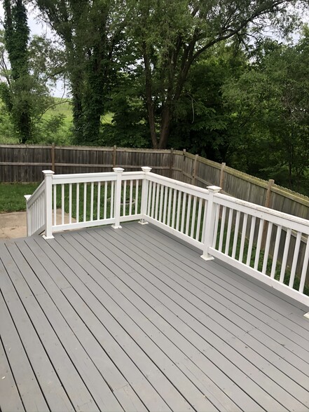Deck/patio - 105 6 St