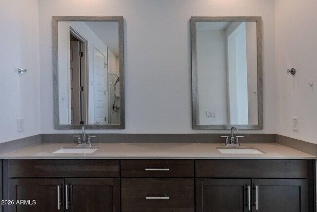 Building Photo - 9115 W Glenrosa Ave