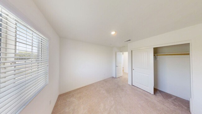 Building Photo - Beautiful 3Bed 2.5Bath