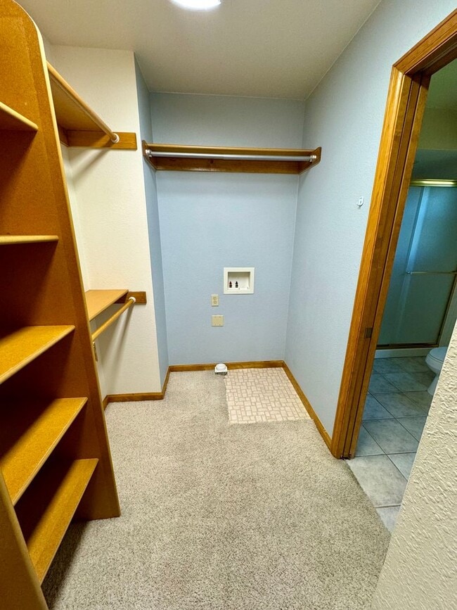 Building Photo - Well Maintained 3 bedroom end unit Townhom...