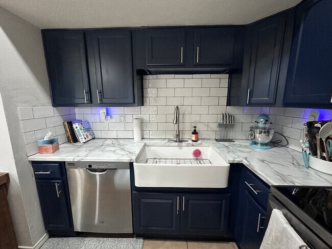 Building Photo - 6916 Elliot Ct