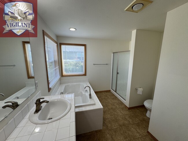 Building Photo - 1614 N Falcon Dr