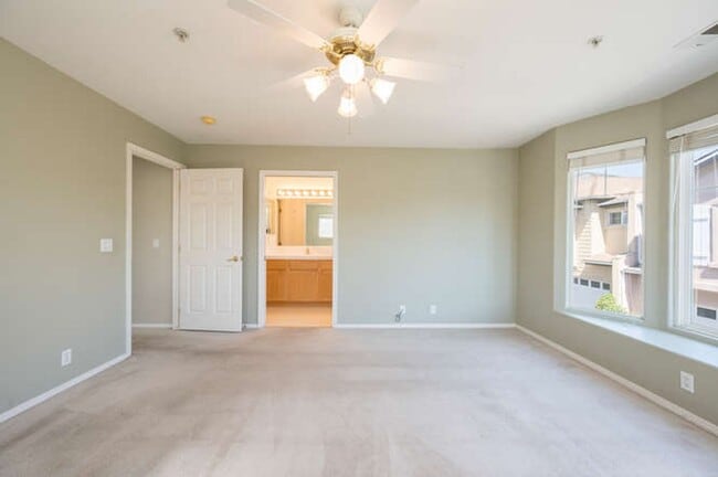 Building Photo - Charming 3bd/2.5 bath Condo