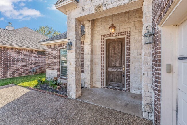 Building Photo - Available for September Move In! Spacious ...