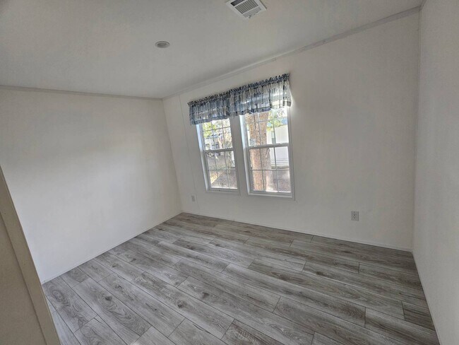 Building Photo - 4900 SE 102nd Pl