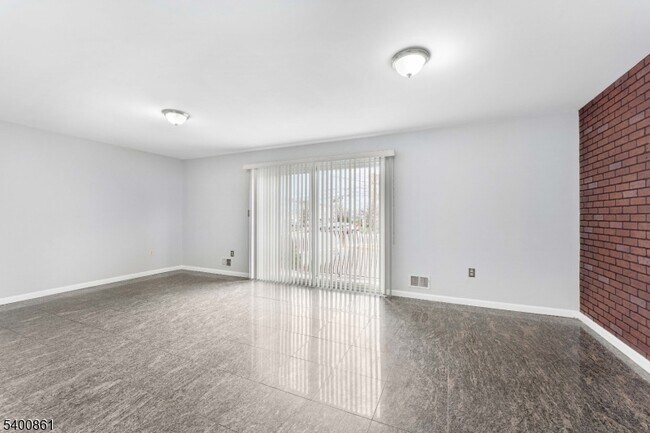 Building Photo - 466 Lidgerwood Ave