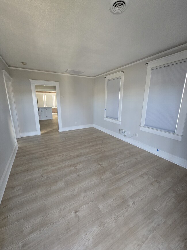 Building Photo - 434 Creek Ave