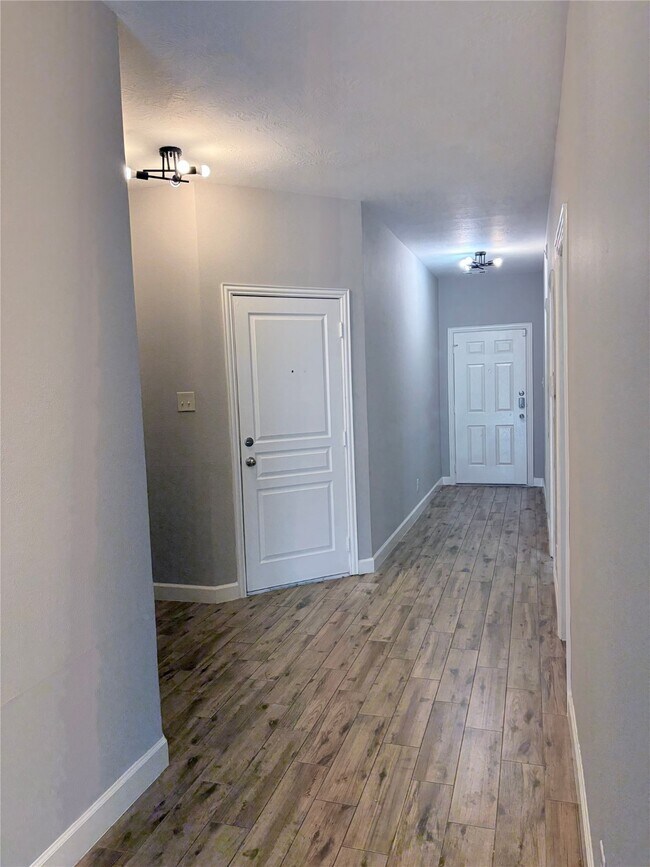 Building Photo - 10910 Woodwind Shadows Dr